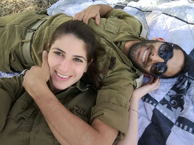 כתבה לו שהיא מאוהבת בו, והשאירה את הפתק  על שמשת רכבו 1